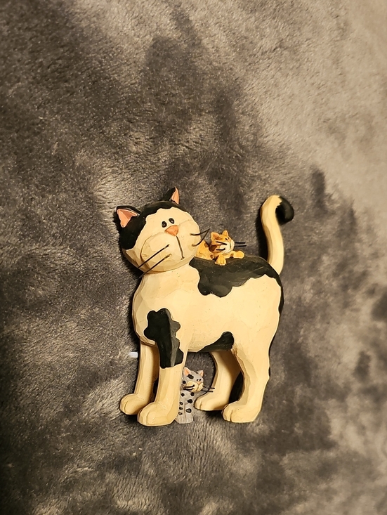Other - Cat Figurine with Kittens